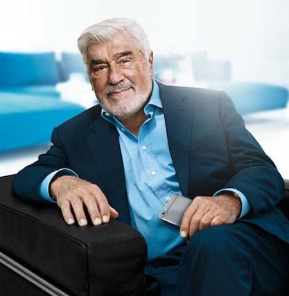 Mario Adorf, sitzend, Widex Hörgeräte